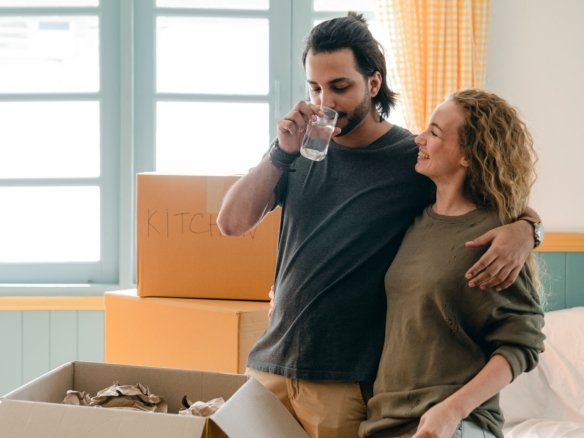 Jong stel dat de sleutels ontvangt van hun nieuwe woning om te profiteren van huis kopen dit jaar voordelen