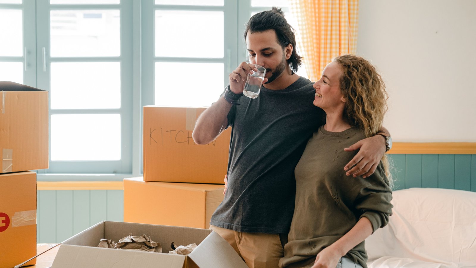Jong stel dat de sleutels ontvangt van hun nieuwe woning om te profiteren van huis kopen dit jaar voordelen