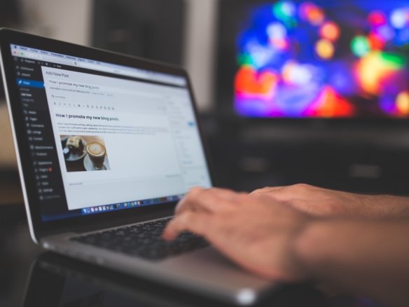 Les agents immobiliers créent du contenu de blog sur un ordinateur pour attirer des acheteurs, des vendeurs et de nouveaux prospects.