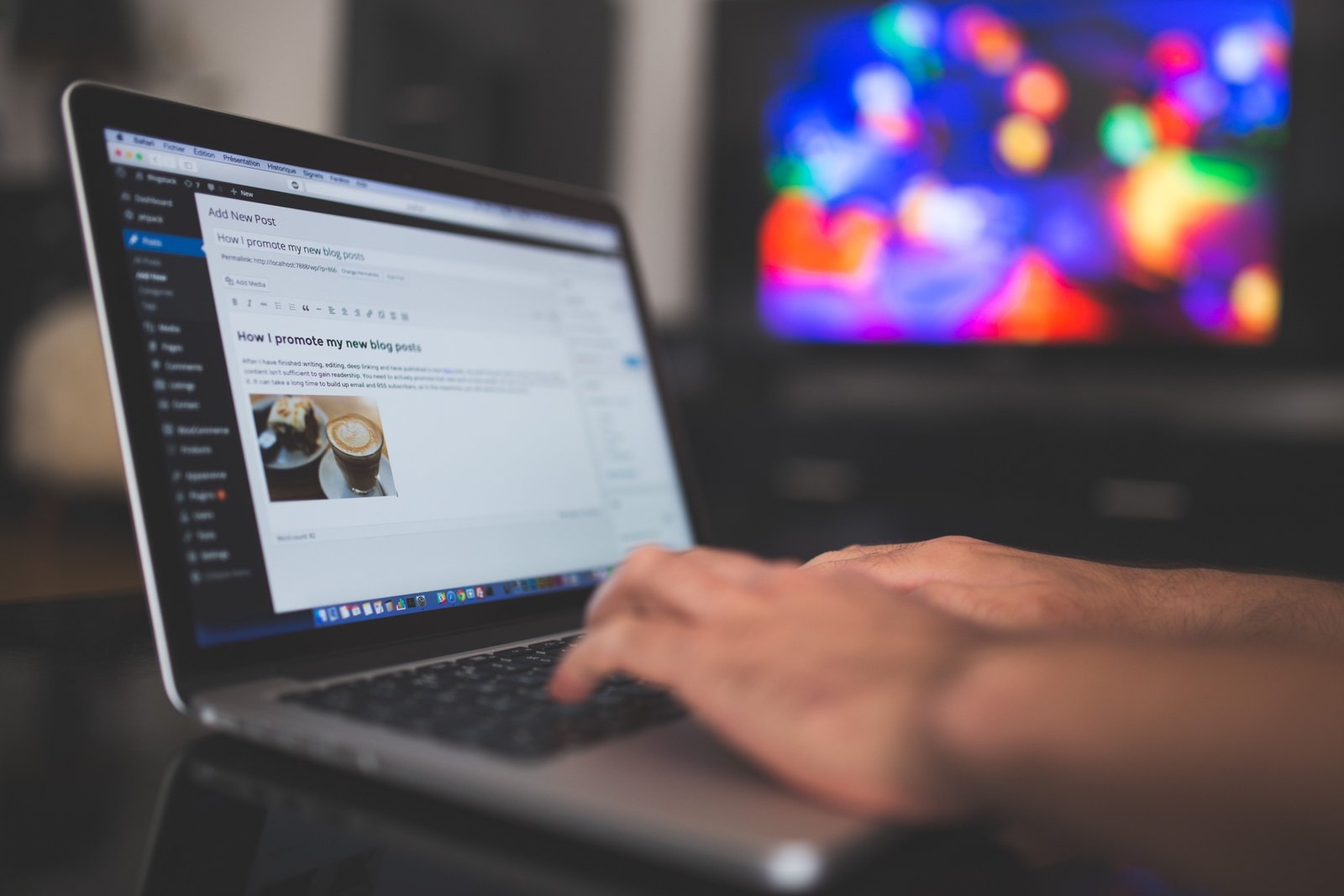 Les agents immobiliers créent du contenu de blog sur un ordinateur pour attirer des acheteurs, des vendeurs et de nouveaux prospects.