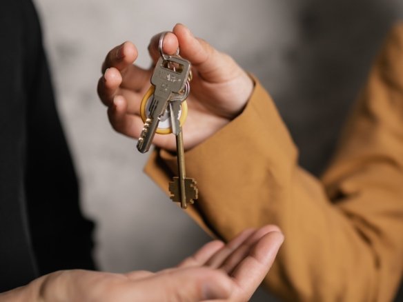 Hausverkauf und Hauskauf gleichzeitig – Planung eines reibungslosen Immobilienwechsels