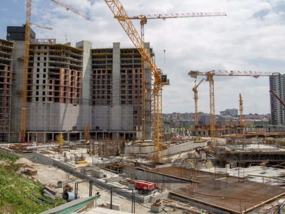 Construction neuve moderne comparée à une maison existante pour aider les acheteurs à faire le bon choix.