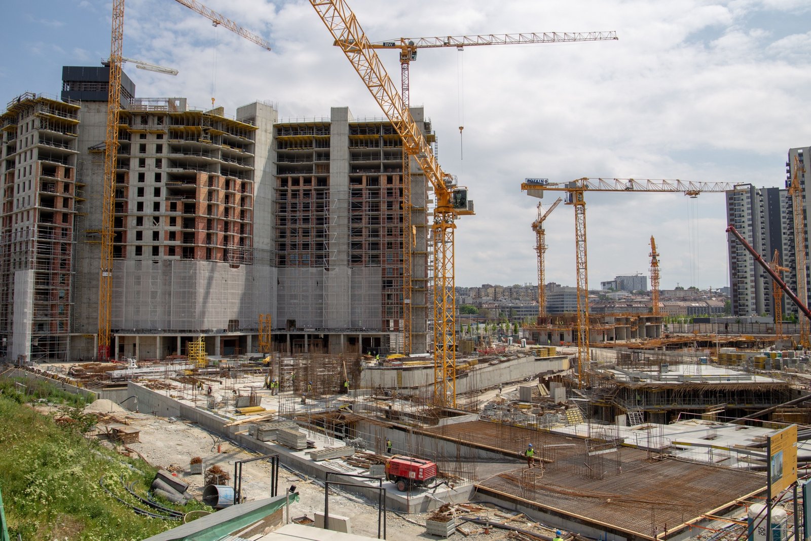 Construction neuve moderne comparée à une maison existante pour aider les acheteurs à faire le bon choix.
