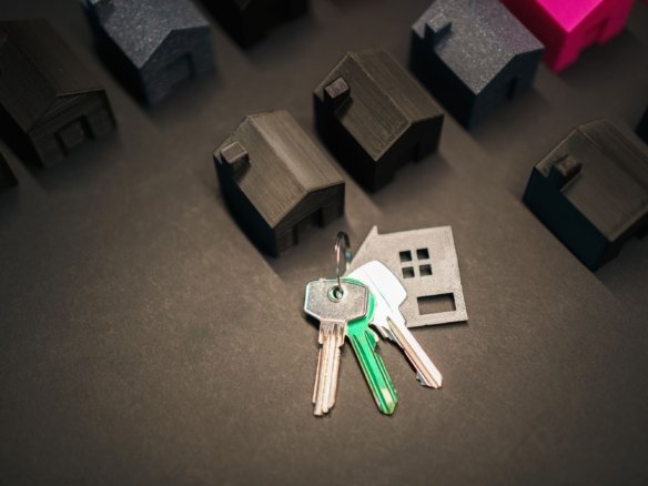 Marché immobilier avec des maisons modernes et des acheteurs visitant des propriétés