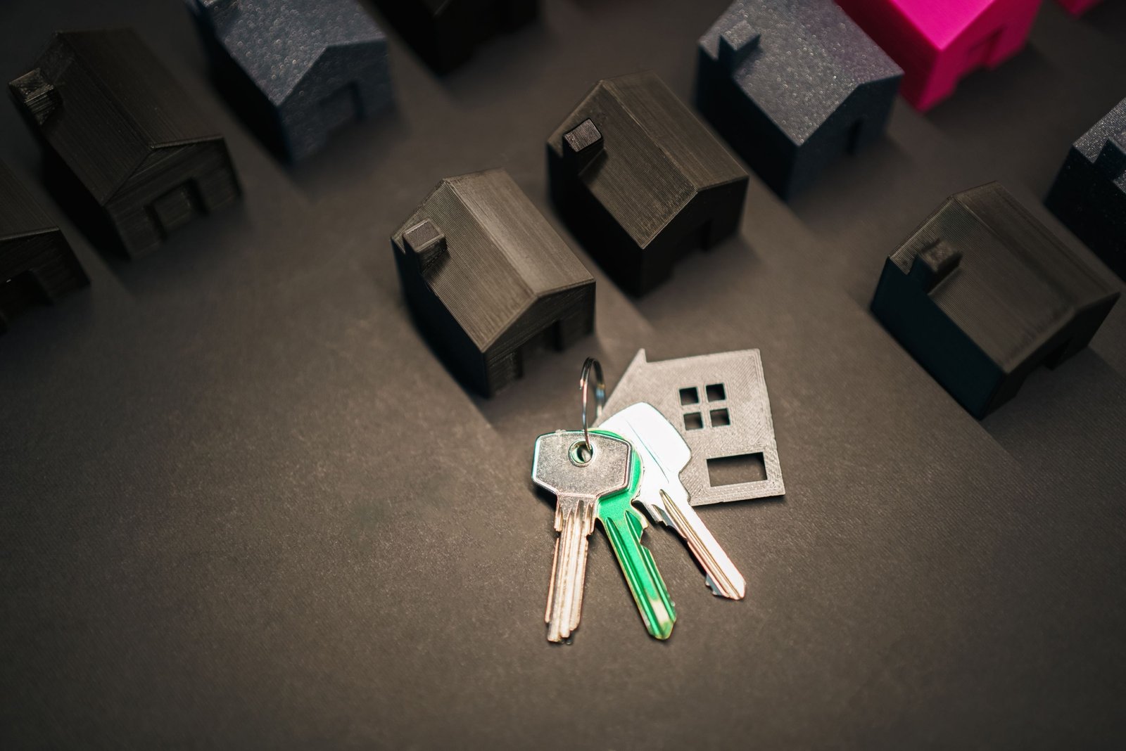 Marché immobilier avec des maisons modernes et des acheteurs visitant des propriétés