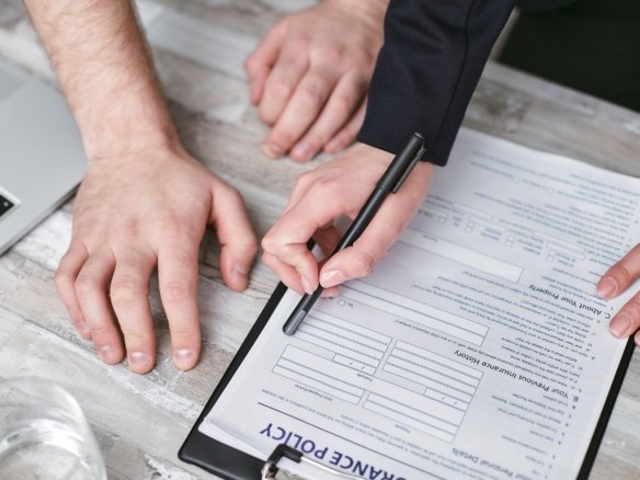 Hausversicherung schützt ein modernes Einfamilienhaus vor Schäden und finanziellen Risiken.