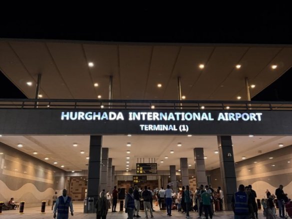hurghada international airport to city center Privatni transfer i taksi prevoz ispred terminala aerodroma u Hurgadi.