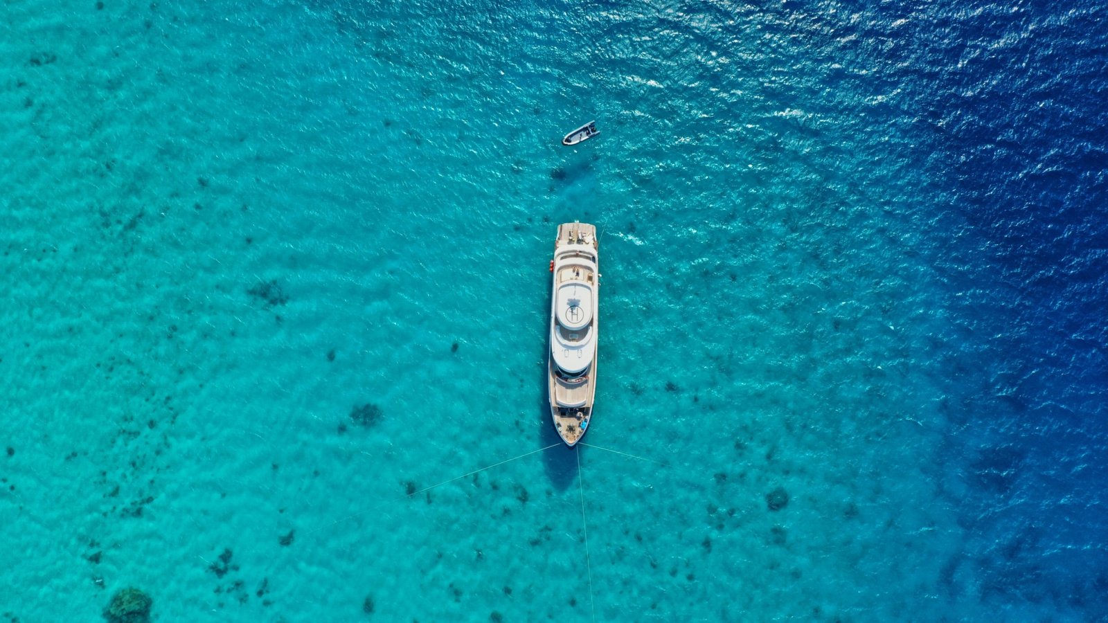 Mar Rosso a Hurghada, in Egitto, con acque cristalline, spiagge dorate e paesaggi costieri mozzafiato.
