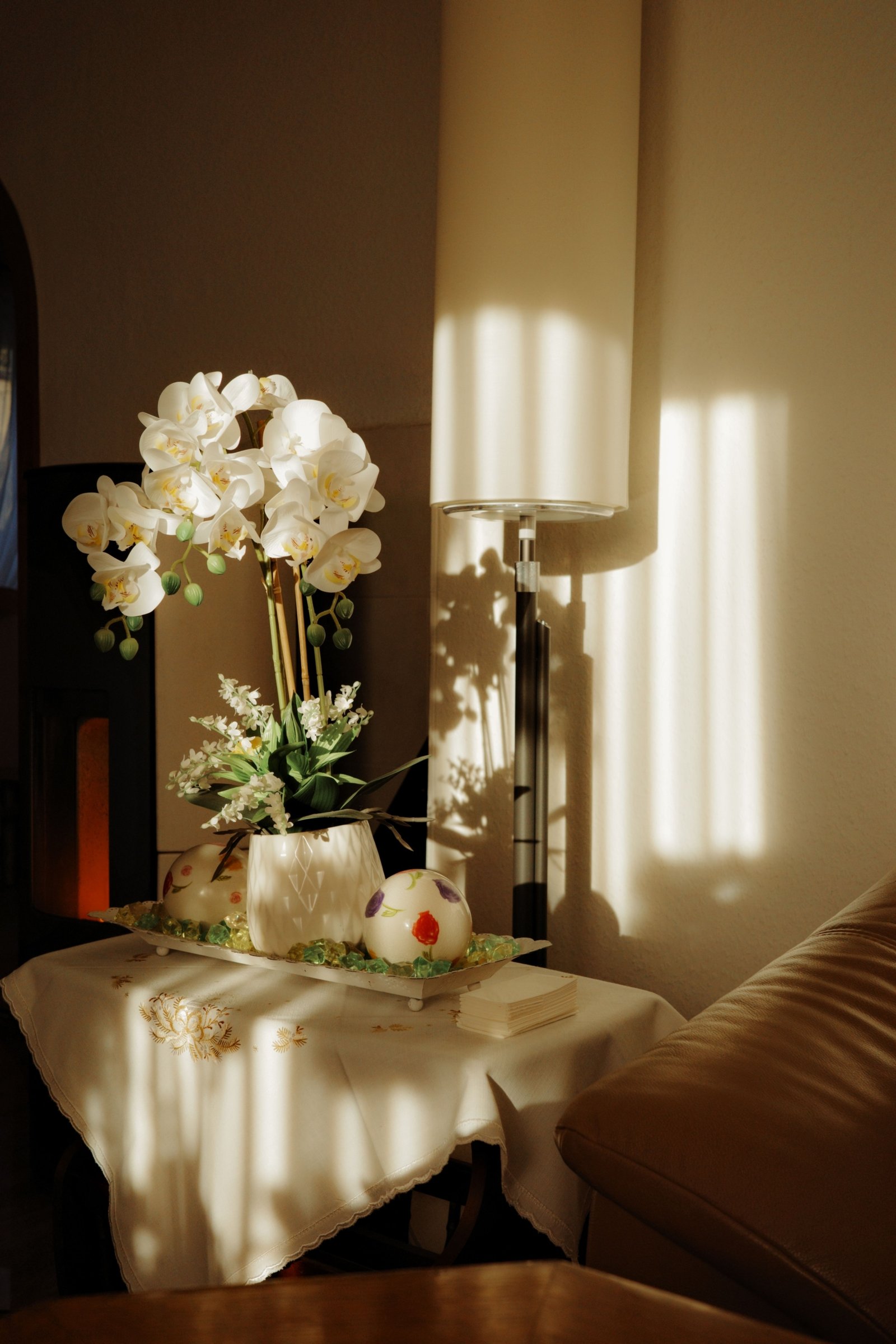 Tageslicht in einem hellen Wohnzimmer mit großen Fenstern und natürlicher Beleuchtung