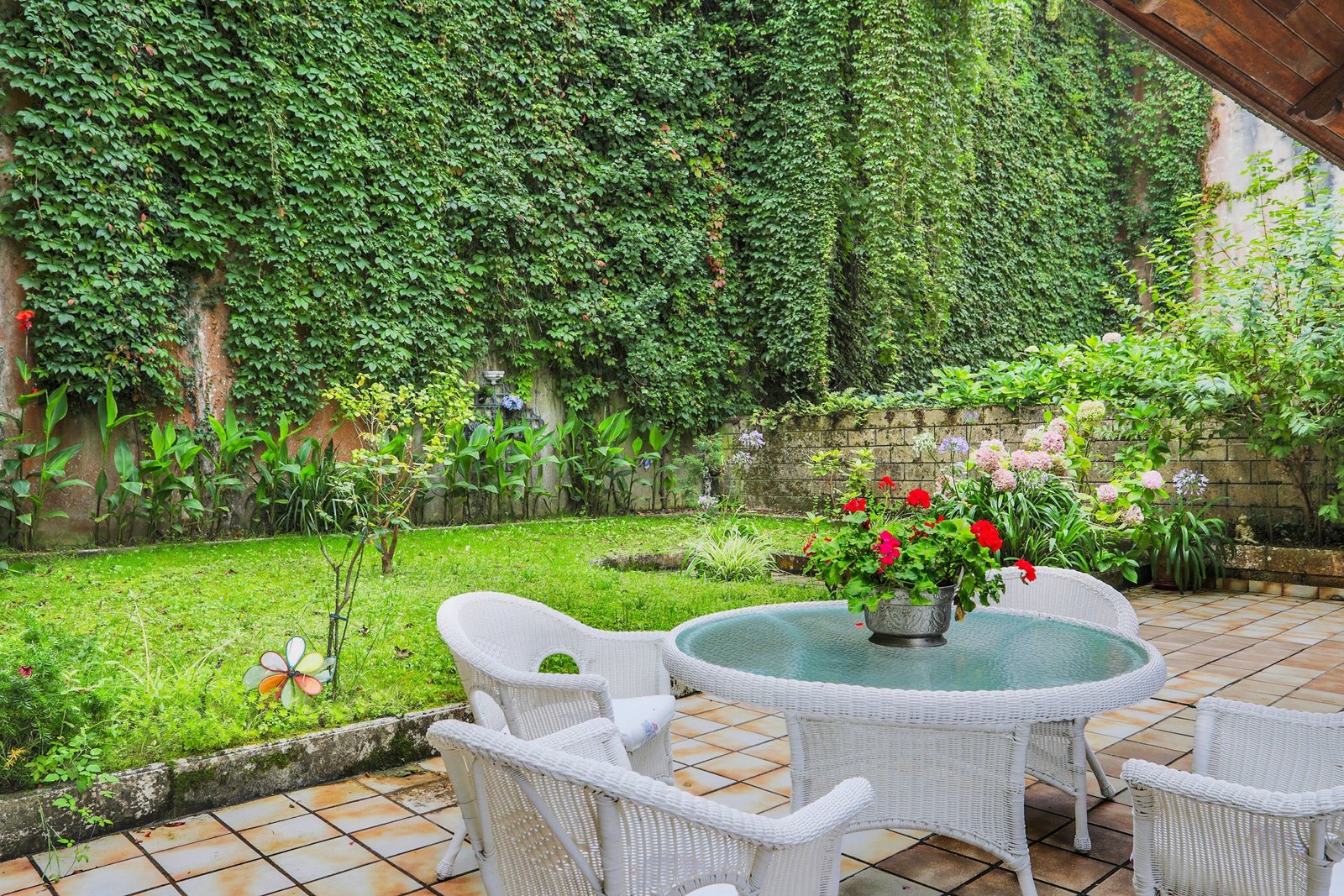 Piccolo giardino con idee eleganti per accogliere gli ospiti